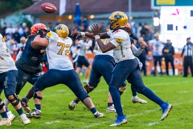 Pass von Clifton Bernard Mc Dowell II (6, QB, Dresden Monarchs) GER, ifm Ravensburg Razorbacks vs Dresden Monarchs, American Football, GFL, Saison 2025, Playoffs, Halbfinale, 27.09.2025, GER, ifm Ravensburg Razorbacks vs Dresden Monarchs, American Football, GFL, Saison 2025, Playoffs, Halbfinale, 27.09.2025 Weingarten Copyright: xEibner-Pressefoto FlorianxWolfx EP_FWF
