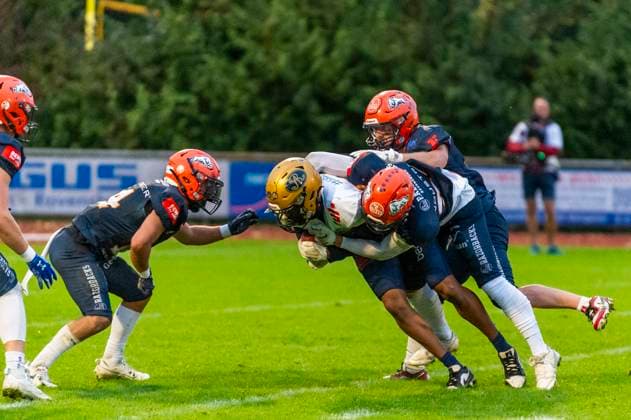 Tyler Hudson (7, WR, Dresden Monarchs) Jonah Olavi Choate (14, OL, ifm Razorbacks Ravensburg), Gabriele Battistella (26, DB, ifm Razorbacks Ravensburg) und Ben Rashid (9, DL, ifm Razorbacks Ravensburg) GER, ifm Ravensburg Razorbacks vs Dresden Monarchs, American Football, GFL, Saison 2025, Playoffs, Halbfinale, 27.09.2025, GER, ifm Ravensburg Razorbacks vs Dresden Monarchs, American Football, GFL, Saison 2025, Playoffs, Halbfinale, 27.09.2025 Weingarten Copyright: xEibner-Pressefoto FlorianxWolfx EP_FWF