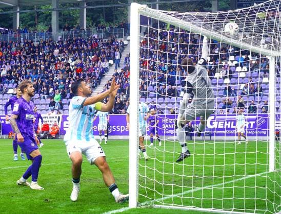 Torhüter Martin Männel (Aue) lenkt den Ball übers Tor vorne Kevin Volland (München) Fußball 3.Liga 2025 26 FC Erzgebirge Aue - TSV 1860 München 2:0 am 27.9.2025 Erzgebirge Aue - 1860 München