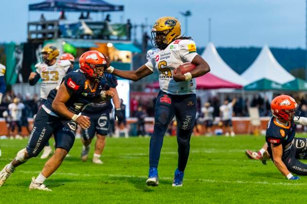Clifton Bernard Mc Dowell II (6, QB, Dresden Monarchs) mit Henri Moudilou (10, DL, ifm Razorbacks Ravensburg) GER, ifm Ravensburg Razorbacks vs Dresden Monarchs, American Football, GFL, Saison 2025, Playoffs, Halbfinale, 27.09.2025, GER, ifm Ravensburg Razorbacks vs Dresden Monarchs, American Football, GFL, Saison 2025, Playoffs, Halbfinale, 27.09.2025 Weingarten Copyright: xEibner-Pressefoto FlorianxWolfx EP_FWF