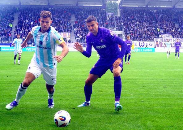 Florian Niederlechner (München) im Angriff , rechts Tristan Zobel (Aue) Fußball 3.Liga 2025 26 FC Erzgebirge Aue - TSV 1860 München 2:0 am 27.9.2025 Erzgebirge Aue - 1860 München
