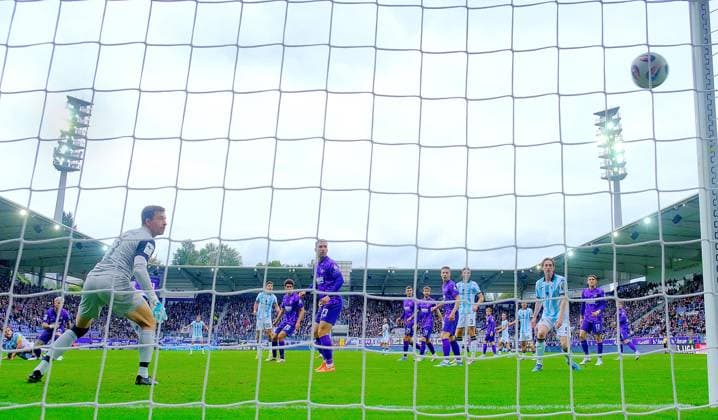 Beim Pfostenschuss von Florian Niederlechner (München, hinten links, am Boden) konnte Torhüter Martin Männel (Aue) dem Ball nur noch nachschauen. Fußball 3.Liga 2025 26 FC Erzgebirge Aue - TSV 1860 München 2:0 am 27.9.2025 Erzgebirge Aue - 1860 München