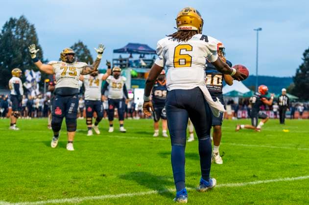 Touchdown Clifton Bernard Mc Dowell II (6, QB, Dresden Monarchs) mit Phillip Most (75, OL, Dresden Monarchs) GER, ifm Ravensburg Razorbacks vs Dresden Monarchs, American Football, GFL, Saison 2025, Playoffs, Halbfinale, 27.09.2025, GER, ifm Ravensburg Razorbacks vs Dresden Monarchs, American Football, GFL, Saison 2025, Playoffs, Halbfinale, 27.09.2025 Weingarten Copyright: xEibner-Pressefoto FlorianxWolfx EP_FWF