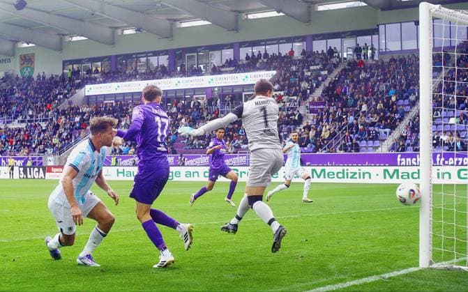 Der Pfosten verhindert hier einen Münchener Torerfolg; von links: Florian Niederlechner (München) , Pascal Fallmann (Aue) und Torhüter Martin Männel (Aue) Fußball 3.Liga 2025 26 FC Erzgebirge Aue - TSV 1860 München 2:0 am 27.9.2025 Erzgebirge Aue - 1860 München