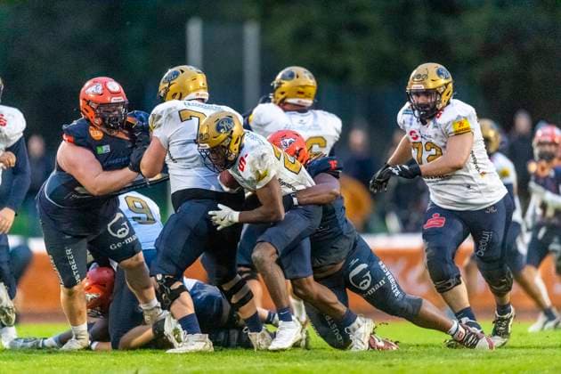 Simeon Oehme (22, WR, Dresden Monarchs) mit Helio Barros Lima (7, DL, ifm Razorbacks Ravensburg) im Ruecken GER, ifm Ravensburg Razorbacks vs Dresden Monarchs, American Football, GFL, Saison 2025, Playoffs, Halbfinale, 27.09.2025, GER, ifm Ravensburg Razorbacks vs Dresden Monarchs, American Football, GFL, Saison 2025, Playoffs, Halbfinale, 27.09.2025 Weingarten Copyright: xEibner-Pressefoto FlorianxWolfx EP_FWF