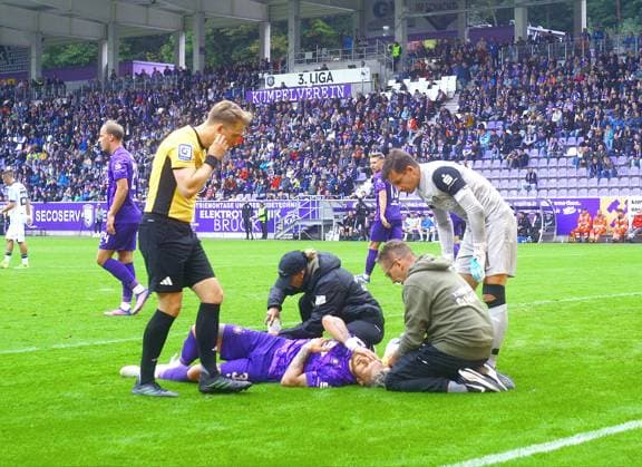 Marvin Stefaniak (Aue) musste auf dem Spielfeld behandelt werden , links Schiedsrichter Luca Jürgensen (Hamburg) , rechts Torhüter Martin Männel (Aue) Fußball 3.Liga 2025 26 FC Erzgebirge Aue - TSV 1860 München am 27.9.2025 Erzgebirge Aue - 1860 München