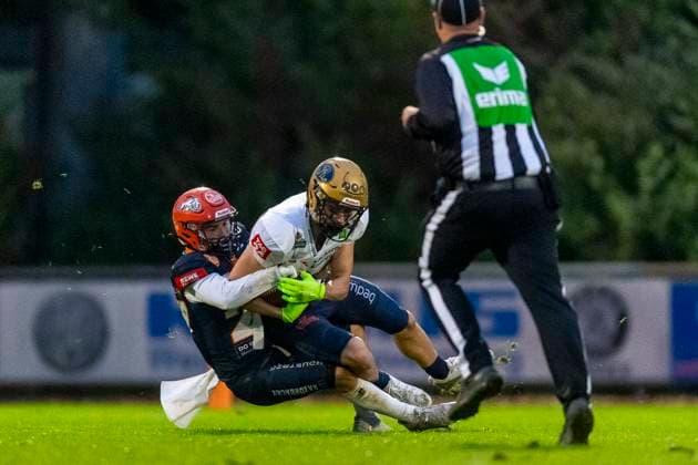 Nils Wulf (27, DB, ifm Razorbacks Ravensburg) stoppt Janne Saerkelae (84, WR, Dresden Monarchs) GER, ifm Ravensburg Razorbacks vs Dresden Monarchs, American Football, GFL, Saison 2025, Playoffs, Halbfinale, 27.09.2025, GER, ifm Ravensburg Razorbacks vs Dresden Monarchs, American Football, GFL, Saison 2025, Playoffs, Halbfinale, 27.09.2025 Weingarten Copyright: xEibner-Pressefoto FlorianxWolfx EP_FWF