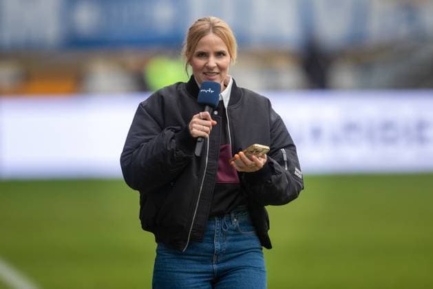 Jena , 270925, Fussball Regionalliga , FC Carl Zeiss Jena gegen Chemnitzer FC im Bild: Moderatorin Stephanie Müller-Spirra