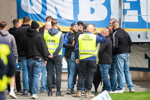 Jena , 270925, Fussball Regionalliga , FC Carl Zeiss Jena gegen Chemnitzer FC im Bild: Ultras Horda Azzuro beraten über die Abnahme der Fahnen