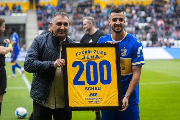 Jena , 270925, Fussball Regionalliga , FC Carl Zeiss Jena gegen Chemnitzer FC im Bild: Sportdirektor Miroslav Jovic zeichnet Justin Schau (beide Jena) für seinen 200. Spiel für Jena aus