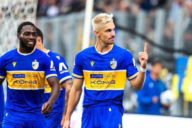 Jena , 270925, Fussball Regionalliga , FC Carl Zeiss Jena gegen Chemnitzer FC im Bild: Sören Reddemann und Malik Talabidi (Jena) jubeln über das Tor zum 1:0