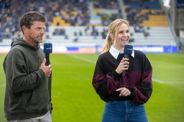 Jena , 270925, Fussball Regionalliga , FC Carl Zeiss Jena gegen Chemnitzer FC im Bild: Moderatorin Stephanie Müller-Spirra neben Torsten Ziegner