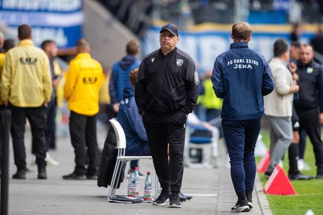 Jena , 270925, Fussball Regionalliga , FC Carl Zeiss Jena gegen Chemnitzer FC im Bild: Trainer Volkan Uluc (Jena)