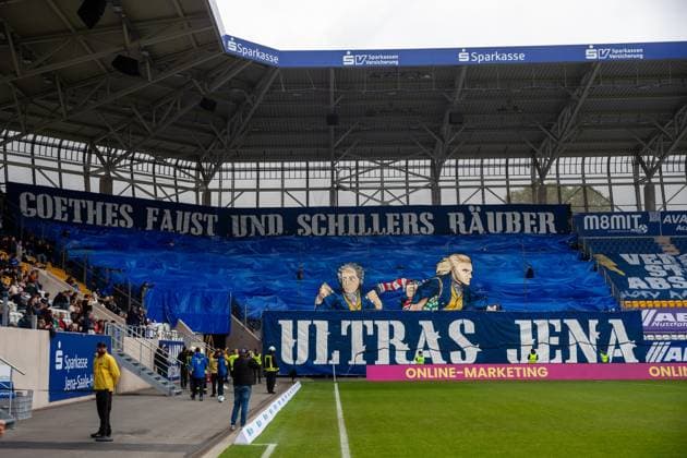Jena , 270925, Fussball Regionalliga , FC Carl Zeiss Jena gegen Chemnitzer FC im Bild: Choreografie der Horda Azzuro Ultras Sektion Weimar
