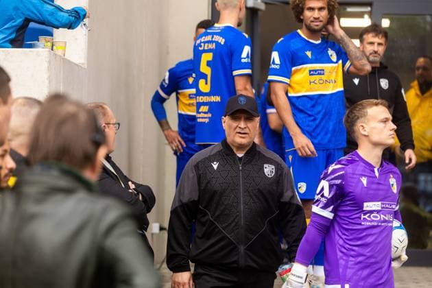 Jena , 270925, Fussball Regionalliga , FC Carl Zeiss Jena gegen Chemnitzer FC im Bild: Trainer Volkan Uluc (Jena) in der Spielunterbrechung