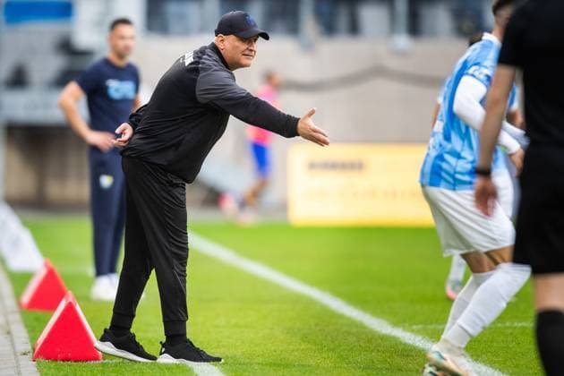 Jena , 270925, Fussball Regionalliga , FC Carl Zeiss Jena gegen Chemnitzer FC im Bild: Trainer Volkan Uluc (Jena)
