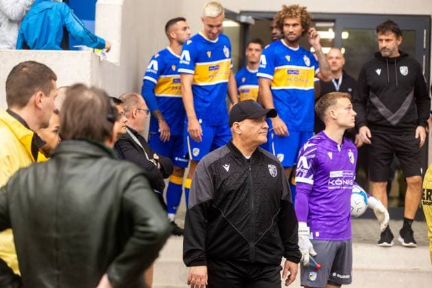 Jena , 270925, Fussball Regionalliga , FC Carl Zeiss Jena gegen Chemnitzer FC im Bild: Trainer Volkan Uluc (Jena) in der Spielunterbrechung