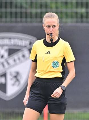 28.09.2025 - Fussball - Saison 2025 2026 - 1. DFB-Pokal - 1. Runde: FC Ingolstadt 04 FCI - 1. FC Nürnberg FCN ( Club Clubfrauen ) - Sportfoto Zink MeZi - xmexzix - Davina Lutz ( Schiedsrichter in )
