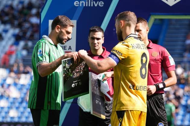 SassuoloÕs Domenico Berardi and Udinese s Jesper Karlstrom with the card of FC26CopySwap during the Serie A soccer match between Sassuolo and Udinese at the Mapei Stadium Cittˆ del Tricolore in Reggio Emilia, north Italy - Sunday, September 28, 2025 - - Soccer -  Copyright: xMassimoxPaolone LaPressex
