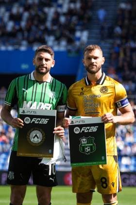 SassuoloÕs Domenico Berardi and Udinese s Jesper Karlstrom with the card of FC26CopySwap during the Serie A soccer match between Sassuolo and Udinese at the Mapei Stadium Cittˆ del Tricolore in Reggio Emilia, north Italy - Sunday, September 28, 2025 - - Soccer -  Copyright: xMassimoxPaolone LaPressex