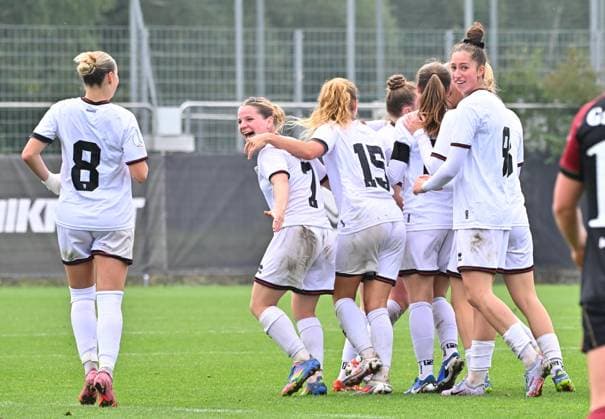 28.09.2025 - Fussball - Saison 2025 2026 - 1. DFB-Pokal - 1. Runde: FC Ingolstadt 04 FCI - 1. FC Nürnberg FCN ( Club Clubfrauen ) - Sportfoto Zink MeZi - xmexzix - Torjubel Jubel Freude nach Treffer Tor Torschuß zum 1:1 durch Lea Wolski (5, FC Ingolstadt 04 FCI )
