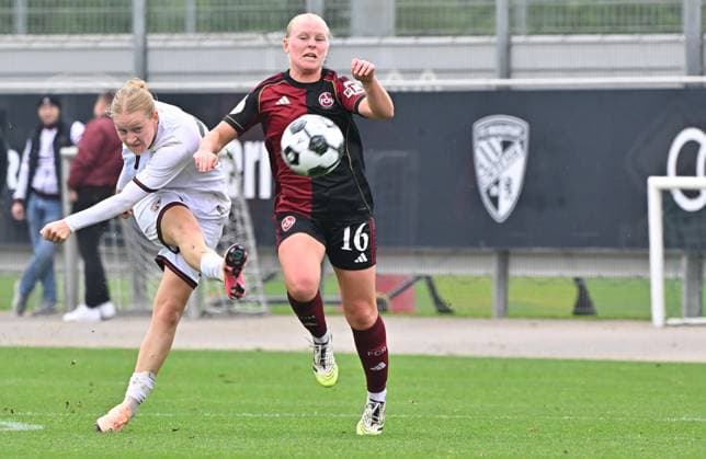28.09.2025 - Fussball - Saison 2025 2026 - 1. DFB-Pokal - 1. Runde: FC Ingolstadt 04 FCI - 1. FC Nürnberg FCN ( Club Clubfrauen ) - Sportfoto Zink MeZi - xmexzix - Nina Penzkofer (29, FC Ingolstadt 04 FCI ) Aleigh Gambone (16, 1. FC Nürnberg FCN, rechts )