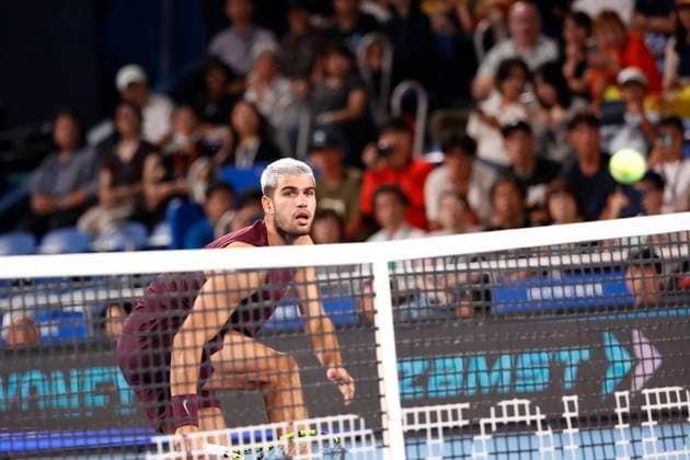 September 28, 2025, Tokyo, Japan: Carlos Alcaraz of Spain returns a shot against Brandon Nakashima of the USA during their quarterfinal match at the Japan Open Tennis Championships at Ariake Colosseum in Tokyo. The tournament runs from September 22 to 30. Alcaraz won 6-2, 6-4. Tokyo Japan - ZUMAm191 20250928_aap_m191_047 Copyright: xRodrigoxReyesxMarinx