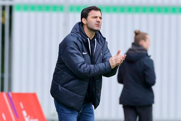 Trainer Edmond Kapllani (SC Freiburg) jubelt, DFB-Pokal der Frauen, Hannover 96 vs SC Freiburg, Eilenriedestadion am 28. September 2025 in Hannover, Deutschland. (Foto von Marco Steinbrenner DeFodi Images) Trainer Edmond Kapllani (SC Freiburg) cheers, DFB-Pokal der Frauen, Hannover 96 vs SC Freiburg, Eilenriedestadion, September 28, 2025 in Hannover, Germany. (Photo by Marco Steinbrenner DeFodi Images) DFB DFL REGULATIONS PROHIBIT ANY USE OF PHOTOGRAPHS AS IMAGE SEQUENCES AND OR QUASI-VIDEO. Coach Edmond Kapllani SC Freiburg cheers, Womens DFB Pokal, Hannover 96 vs SC Freiburg, Eilenriedestadion, September 28, 2025 in Hannover, Germany Photo by Marco Steinbrenner DeFodi Images Coach Edmond Kapllani SC Freiburg cheers, Womens DFB Pokal, Hannover 96 vs SC Freiburg, Eilenriedestadion, September 28, 2025 in Hannover, Germany Photo by Marco Steinbrenner DeFodi Images DFB DFL REGULATIONS PROHIBIT ANY USE OF PHOTOGRAPHS AS IMAGE SEQUENCES AND OR QUASI VIDEO