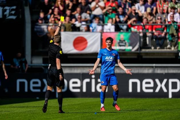 2025-09-28 NEC Nijmegen v AZ Alkmaar - Dutch Eredivisie NIJMEGEN, NETHERLANDS - SEPTEMBER 28: Referee Sander van der Eijk shows a yellow card to Wouter Goes of AZ Alkmaar during the Dutch Eredivisie match between NEC Nijmegen and AZ Alkmaar at Goffertstadion on September 28, 2025 in Nijmegen, Netherlands. Nijmegen Goffertstadion Netherlands Content not available for redistribution in The Netherlands directly or indirectly through any third parties. Copyright: xEdxvanxdexPolx