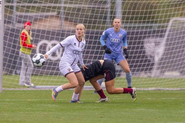 Ingolstadt, Deutschland 28. September 2025: DFB Pokal Frauen - 2025 2026 - FC Ingolstadt 04 vs. 1. FC Nürnberg Im Bild: v. li. im Zweikampf Teresa Fritzberg (FCI) und Laura Müller Mueller (FCN) DFB regulations prohibit any use of photographs as image sequences and or quasi-video. MTV-Stadion Bayern Copyright: xFotostandx xSchäferx