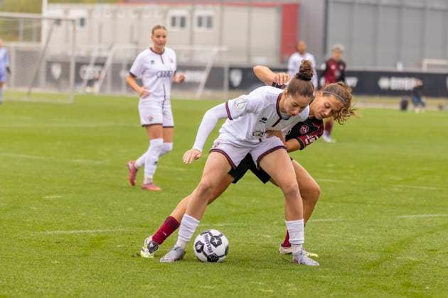 Ingolstadt, Deutschland 28. September 2025: DFB Pokal Frauen - 2025 2026 - FC Ingolstadt 04 vs. 1. FC Nürnberg Im Bild: v. li. im Zweikampf Emma Kusch (FCI) und Laura Müller Mueller (FCN) DFB regulations prohibit any use of photographs as image sequences and or quasi-video. MTV-Stadion Bayern Copyright: xFotostandx xSchäferx