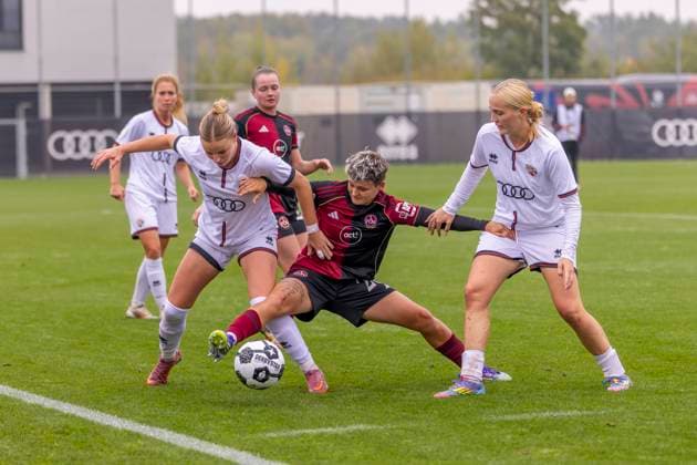 Ingolstadt, Deutschland 28. September 2025: DFB Pokal Frauen - 2025 2026 - FC Ingolstadt 04 vs. 1. FC Nürnberg Im Bild: v. li. im Zweikampf Lea Wolski (FCI), Aneta Polaskova (FCN) und Teresa Fritzberger (FCI) DFB regulations prohibit any use of photographs as image sequences and or quasi-video. MTV-Stadion Bayern Copyright: xFotostandx xSchäferx