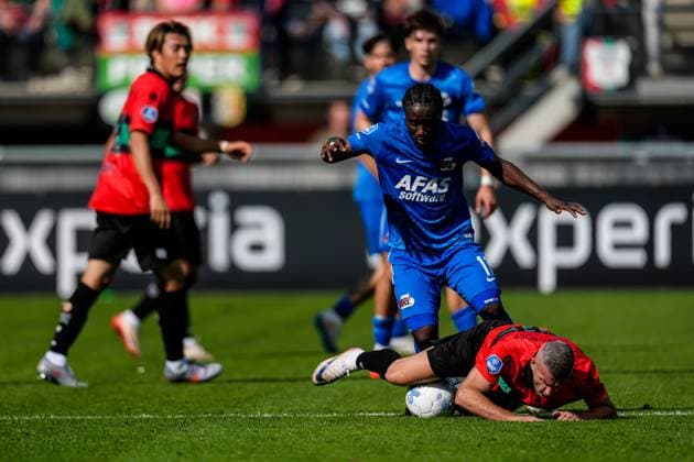 2025-09-28 NEC Nijmegen v AZ Alkmaar - Dutch Eredivisie NIJMEGEN, NETHERLANDS - SEPTEMBER 28: Bryan Linssen of NEC Nijmegen battles for possession with Ibrahim Sadiq of AZ Alkmaar during the Dutch Eredivisie match between NEC Nijmegen and AZ Alkmaar at Goffertstadion on September 28, 2025 in Nijmegen, Netherlands. Nijmegen Goffertstadion Netherlands Content not available for redistribution in The Netherlands directly or indirectly through any third parties. Copyright: xEdxvanxdexPolx