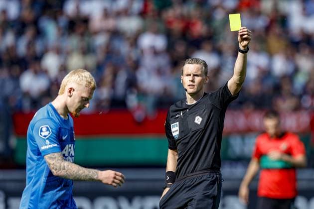 NIJMEGEN , 28-09-2025 , Goffertstadion , season 2025 2026 , Dutch Eredivisie football , match between NEC Nijmegen and AZ , picture shows yellow card given to AZ player Mexx Meerdink from referee Sander van der Eijk NEC - AZ  x31246459x Copyright: