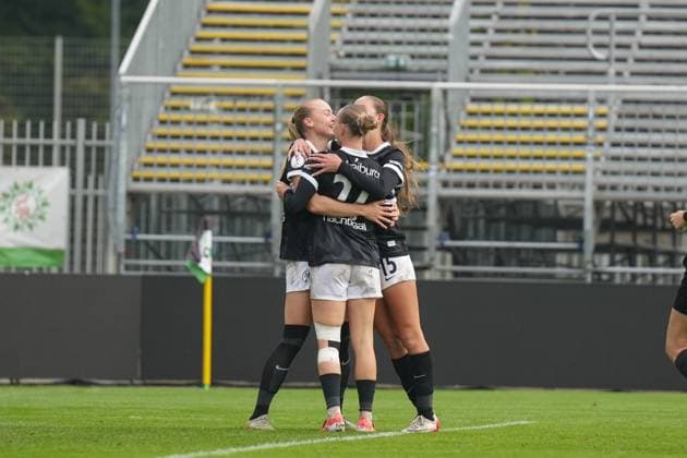 Sophie Nachtigall (SC Freiburg, 27), Tessa Blumenberg (SC Freiburg, 07) und Maj Schneider (SC Freiburg, 15) Torjubel, Emotionen, Torschuss, Abschluss, Torerfolg, Tor, Treffer , Deutschland, Fussball, DFB Pokal, 1.Spieltag, 2025 2026, Hannover 96 vs. SC Freiburg, 28.09.2025, Eilenriedestadion, Hannover, Deutschland Hannover Eilenriedestadion Niedersachsen Deutschland Copyright: xMirjamxGeigerx