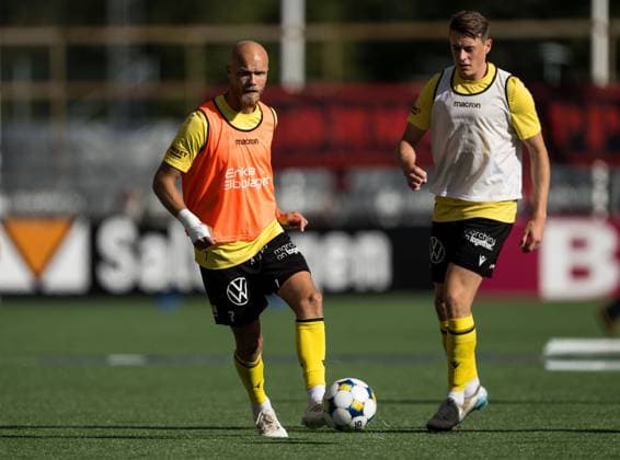 250928 Mjällbys Viktor Gustafson och Elliot Stroud inför fotbollsmatchen i Allsvenskan mellan Brommapojkarna och Mjällby den 28 september 2025 i Stockholm. Copyright: EMMAxWALLSKOG BB250928EW012
