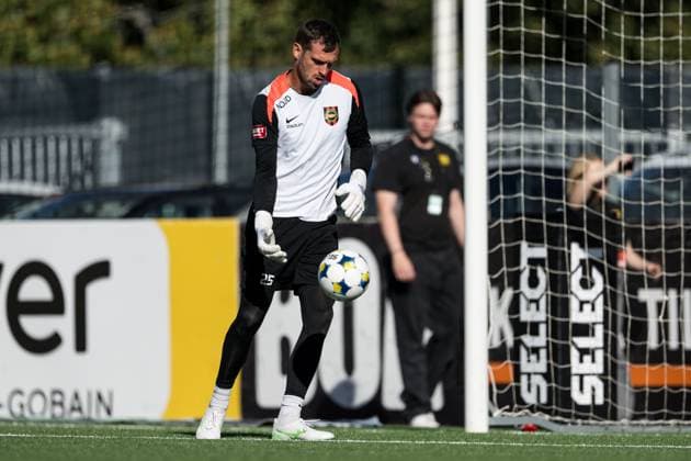 250928 Brommapojkarnas malvakt Davor Blazevic inför fotbollsmatchen i Allsvenskan mellan Brommapojkarna och Mjällby den 28 september 2025 i Stockholm. Copyright: EMMAxWALLSKOG BB250928EW016