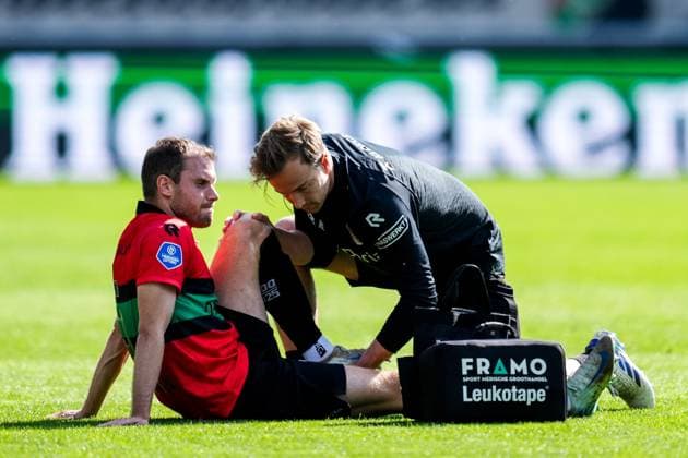NIJMEGEN , 28-09-2025 , Goffertstadion , season 2025 2026 , Dutch Eredivisie football , match between NEC Nijmegen and AZ , picture shows NEC player Thomas Ouwejan receives medical treatment NEC - AZ  x31246532x Copyright: