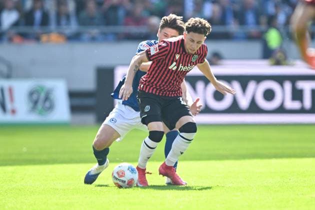 2. Bundesliga - Hannover 96 - Arminia Bielefeld am 28.09.2025 in der HDI Arena in Hannover Jannik Rochelt (Hannover) im Zweikampf gegen Maximilian Großer Grosser (Bielefeld)