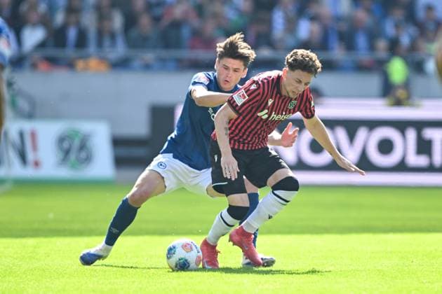 2. Bundesliga - Hannover 96 - Arminia Bielefeld am 28.09.2025 in der HDI Arena in Hannover Jannik Rochelt (Hannover) im Zweikampf gegen Maximilian Großer Grosser (Bielefeld)