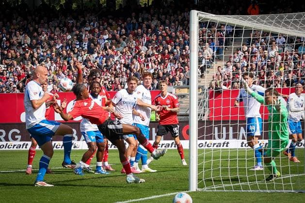 Mohamed Ali Zoma 23 (1FC Nuernberg) verpasst frei vor dem Tor, grosse Chance, 1. FC Nuernberg vs. Hertha BSC Berlin, DFL, 2. Bundesliga, Saison 2025 2026, Max-Morlock-Stadion, Hinrunde, 7. Spieltag, 28.09.2025 DFB regulations prohibit any use of photographs as image sequences and or quasi-video Nuernberg Bayern Deutschland