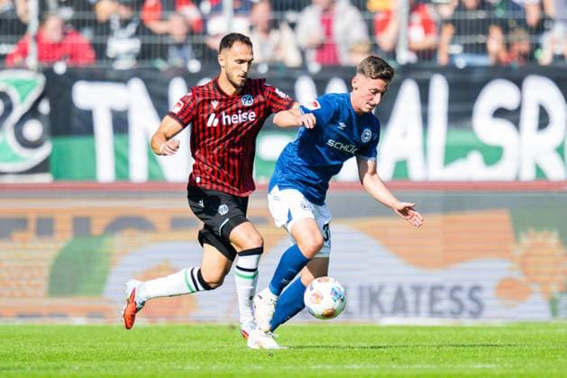 28.09.2025 - Fußball, 2025 2026, 2. Bundesliga, 7. Spieltag, Hannover 96 - DSC Arminia Bielefeld: (L-R) Virgil GhiÈ›a (Hannover), Marius Wörl (Bielefeld) DFL REGULATIONS PROHIBIT ANY USE OF PHOTOGRAPHS AS IMAGE SEQUENCES AND OR QUASI-VIDEO.