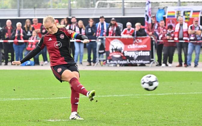 28.09.2025 - Fussball - Saison 2025 2026 - 1. DFB-Pokal - 1. Runde: FC Ingolstadt 04 FCI - 1. FC Nürnberg FCN ( Club Clubfrauen ) - Sportfoto Zink MeZi - xmexzix - Luisa Guttenberger (4, 1. FC Nürnberg FCN ) verschießt Elfmeter Strafstoß im Elfmeterschießen