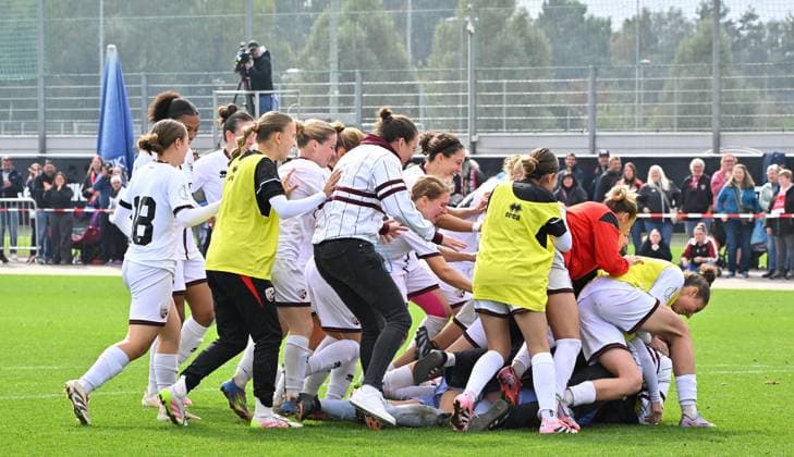 28.09.2025 - Fussball - Saison 2025 2026 - 1. DFB-Pokal - 1. Runde: FC Ingolstadt 04 FCI - 1. FC Nürnberg FCN ( Club Clubfrauen ) - Sportfoto Zink MeZi - xmexzix - Jubel Freude bei Ingolstadt nach Spielende