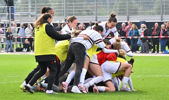 28.09.2025 - Fussball - Saison 2025 2026 - 1. DFB-Pokal - 1. Runde: FC Ingolstadt 04 FCI - 1. FC Nürnberg FCN ( Club Clubfrauen ) - Sportfoto Zink MeZi - xmexzix - Jubel Freude bei Ingolstadt nach Spielende