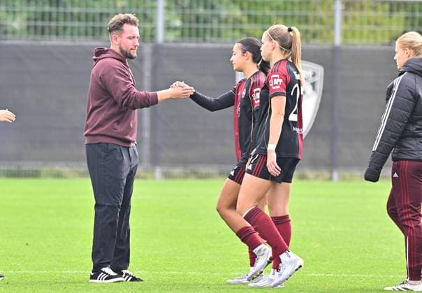 28.09.2025 - Fussball - Saison 2025 2026 - 1. DFB-Pokal - 1. Runde: FC Ingolstadt 04 FCI - 1. FC Nürnberg FCN ( Club Clubfrauen ) - Sportfoto Zink MeZi - xmexzix - Thomas Oostendorp ( Trainer 1. FC Nürnberg FCN ) Selma Licina (17, 1. FC Nürnberg FCN ) Beatrix Fördös Foerdoes (27, 1. FC Nürnberg FCN ) enttäuscht Enttäuschung nach Spielende