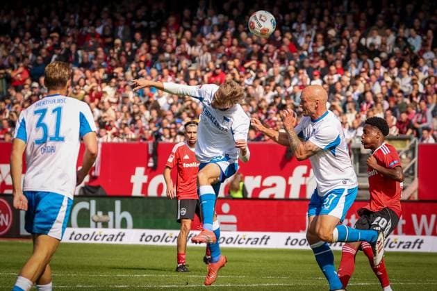 Marten Winkler 22 (Hertha BSC Berlin) mit einem Kopfball, Abwehr, mit Toni Leistner 37 (Hertha BSC Berlin) und Marton Dardai 31 (Hertha BSC Berlin), 1. FC Nuernberg vs. Hertha BSC Berlin, DFL, 2. Bundesliga, Saison 2025 2026, Max-Morlock-Stadion, Hinrunde, 7. Spieltag, 28.09.2025 DFB regulations prohibit any use of photographs as image sequences and or quasi-video Nuernberg Bayern Deutschland