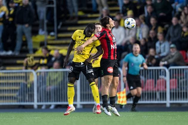 250928 Mjällbys Abdoulie Manneh och Brommapojkarnas Kevin Ackermann under fotbollsmatchen i Allsvenskan mellan Brommapojkarna och Mjällby den 28 september 2025 i Stockholm. Copyright: EMMAxWALLSKOG BB250928EW017