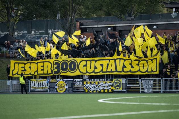 250928 Mjällbys supportrar inför fotbollsmatchen i Allsvenskan mellan Brommapojkarna och Mjällby den 28 september 2025 i Stockholm. Copyright: EMMAxWALLSKOG BB250928EW018