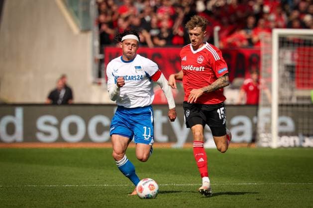 links nach rechts: Fabian Reese 11 (Hertha BSC Berlin) im Duell mit Tim Drexler 15 (1FC Nuernberg), 1. FC Nuernberg vs. Hertha BSC Berlin, DFL, 2. Bundesliga, Saison 2025 2026, Max-Morlock-Stadion, Hinrunde, 7. Spieltag, 28.09.2025 DFB regulations prohibit any use of photographs as image sequences and or quasi-video Nuernberg Bayern Deutschland